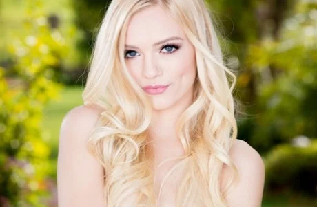 Горячая белокурая цыпочка Алекс Грей снимает свою пижаму на заднем дворе - Alex Grey