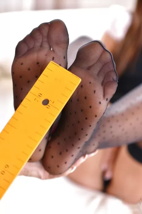 Забава с фут-фетишем с одетыми в нейлон лесбиянками Алексис Брилл и Синди 3