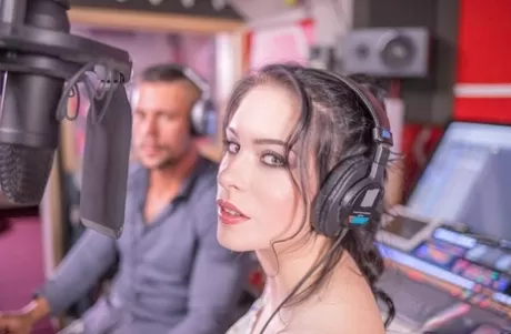 Женщина-рокер Анна Де Вилль получает сперму в рот после траха в MMF 5