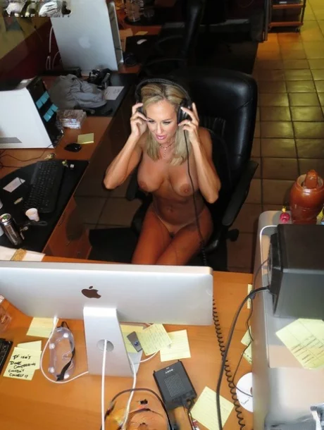 Потрясающая мамаша с большой грудью Брэнди Лав сходит с ума в бассейне - Ryan Madison, Brandi Love