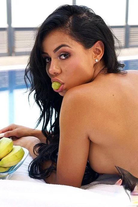 Латиноамериканская модель Канела Скин подчеркивает свою увеличенную попку возле бассейна - Canela Skin