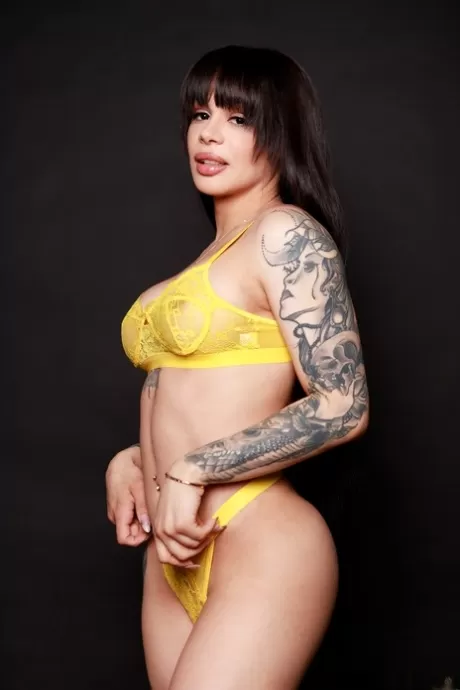 Потрясенные, с голыми Шарлоттой Синс и Евой Максим на порно фото 1