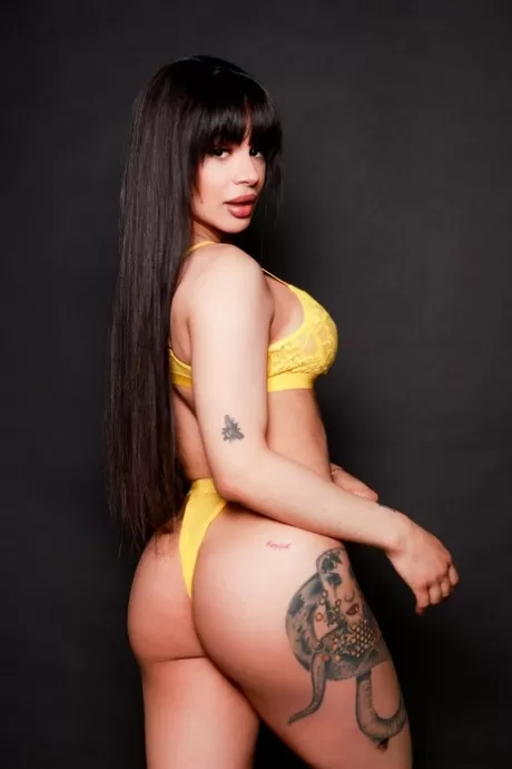 Потрясенные, с голыми Шарлоттой Синс и Евой Максим на порно фото 2