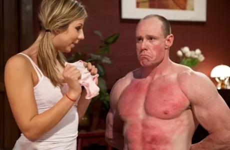 Честити Линн заставляет своего старшего рогоносца ублажать своего молодого любовника 9