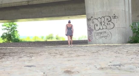 Хлоя Ламур садится на корточки возле моста, чтобы пописать - Chloe Lamour