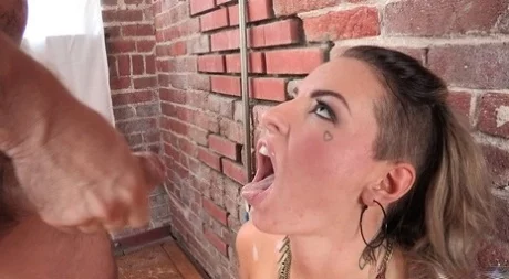 Симпатичная девушка Кристи Мак трахается и получает сперму в рот - Christy Mack