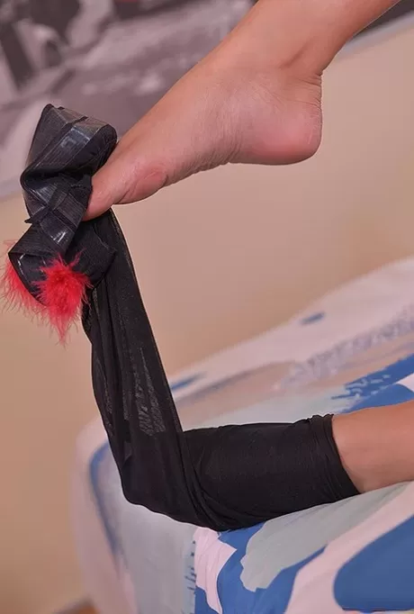 Сексуальная брюнетка Коко Де Мал теребит пальцами свою киску, снимая чулки - Coco De Mal