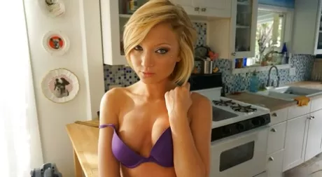 Крупным планом позирует белокурая красотка с идеальной попкой Дакота Скай 2