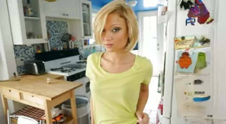 Крупным планом позирует белокурая красотка с идеальной попкой Дакота Скай 1