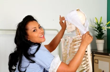 Зрелая брюнетка медсестра Даника Коллинз мастурбирует игрушкой на больничной койке - Danica Collins