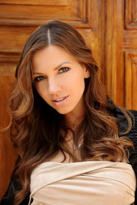 Одинокая девушка Eufrat снимает нижнее белье и трусики перед мастурбацией на открытом воздухе 1