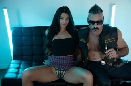 Брюнетка Эвелин Стоун занимается сексом с байкером на футоне 2