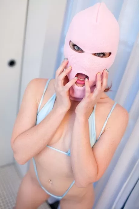 Кудрявые цыпочки в масках снимают сексуальные купальники, чтобы позировать обнаженными и раздвигать попки 9