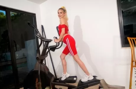 Подтянутая молоденькая блондинка Джесси Сент раздвигает свою влажную киску после короткой тренировки 1