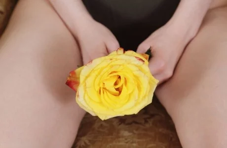 Цзя лежит голая на диване, она играет с желтой розой, скользя ею по всему телу. - Jia Lissa