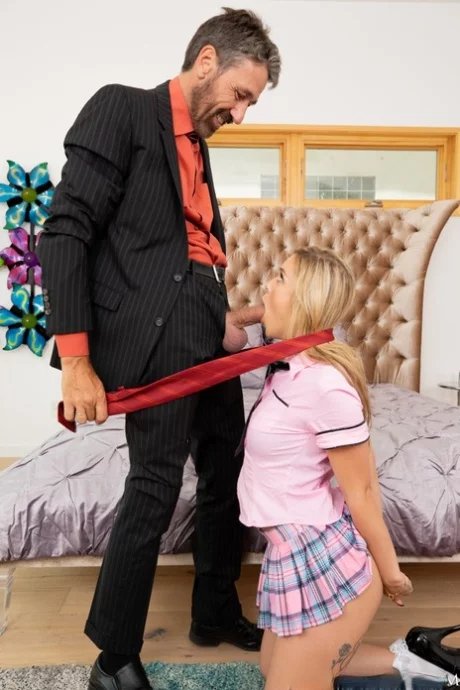 Белокурая школьница Кали Роузз оказывается сверху во время секса со своим отчимом - Kali Roses