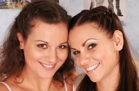 Похотливые подростки лесбиянки трахаются вчетвером со своими зрелыми подругами 1