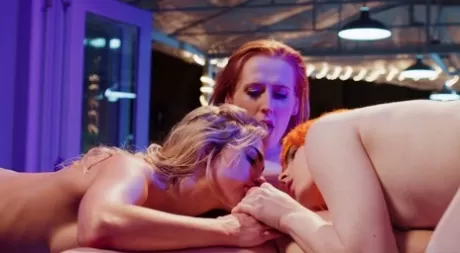 Потрясающие снимки обнаженных Кензи Энн и Джин Голливуд 10