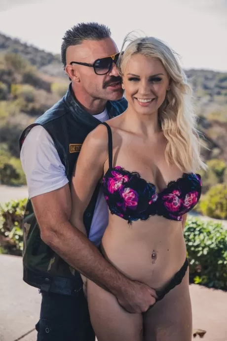 Грудастой блондинке Кензи Тейлор поклоняются после того, как она разделась догола на открытом воздухе 12