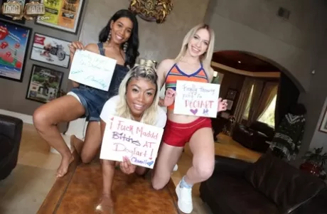 Сестры лесбиянки трахают белую девушку страпонами во время акции GGG 1