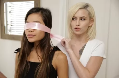 Молоденькая блондинка удивляет своего парня сексом втроем с худенькой азиаткой 2