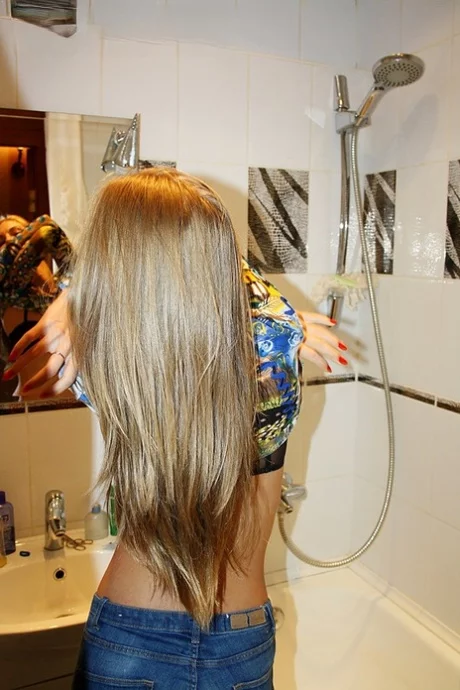 Стройная любительница обнажает свои маленькие сиськи в синих джинсах во время домашнего действа - Krystal Boyd