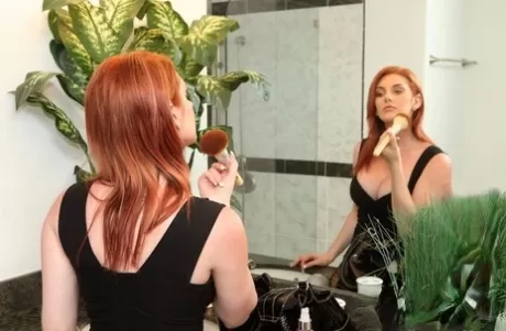 Сексуальная рыжеволосая девушка с большими круглыми сиськами дрочит сиськи и покрывается горячей спермой 1