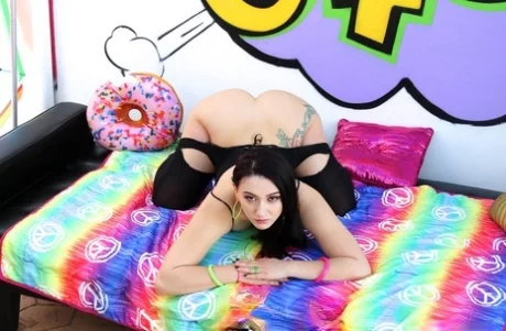 Темноволосая латиноамериканка Мэнди Мьюз рекламирует свою большую попу в черных чулочно-носочных изделиях - Mandy Muse