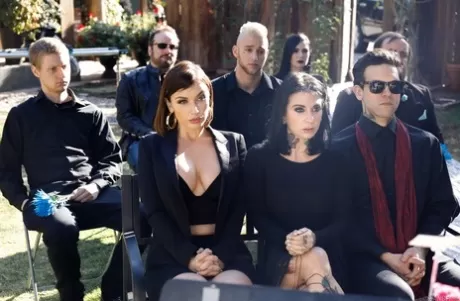 Член Стива Холмса оживает, что приводит к горячему траху на похоронах Марли Бринкс 1