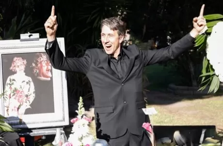 Член Стива Холмса оживает, что приводит к горячему траху на похоронах Марли Бринкс 2