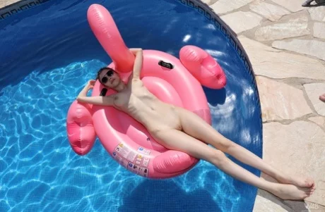 Милая девушка-подросток с большими натуральными сиськами показывает свою лысую пизду на надувном лебеде - Mila Azul