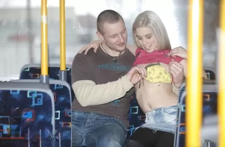Похотливую блондинку засняли на видео вуайериста, когда она сосет и трахается с твердым членом 1