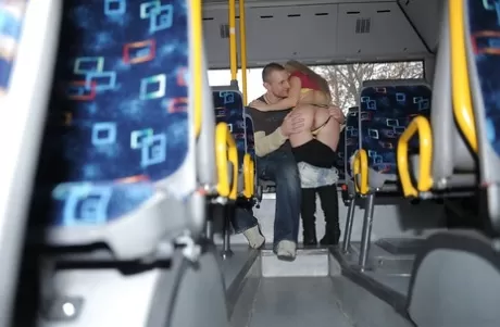 Похотливую блондинку засняли на видео вуайериста, когда она сосет и трахается с твердым членом 2