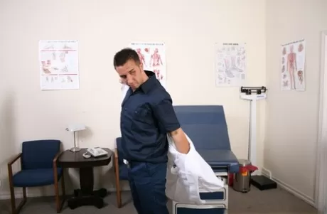 Милфу с большим сиськастым членом Nikki Sexx ласкает пальцами и трахает ее врач 2