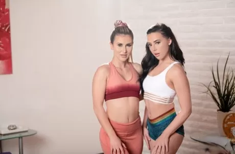 Спортивные лесбиянки Пейдж Оуэнс и Уитни Райт позировали для фотосессии SFW 11