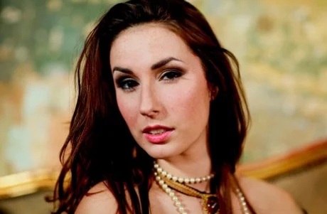 Порнозвезда Пейдж Тернах позволяет своему длинному платью задираться вверх и прикрывать голую задницу - Paige Turnah