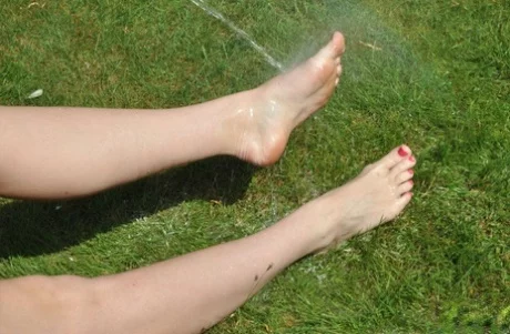 Британка Пиаже Турна лижет и сосет собственные пальцы ног на лужайке - Paige Turnah