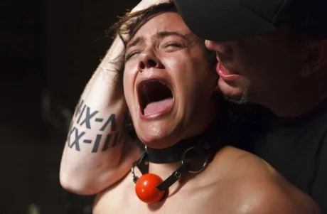 Занудная мамаша Пенни Барбер прикована цепью к полу для болезненной порки ногами - Penny Barber