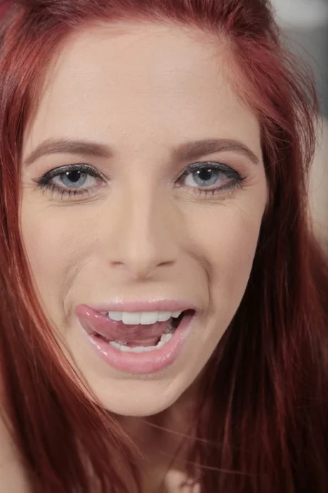 Грудастая рыжеволосая девушка полностью раздевается перед минетом от первого лица - Penny Pax