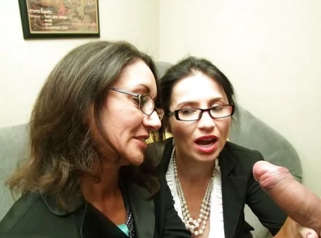 Похотливые зрелые брюнетки в очках по очереди мастурбируют - Jack Cummings, Persia Monir, Tatiana Petrova