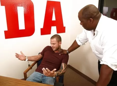 Порнозвезда Rachel RoXXX жестко трахается в свою задницу в сексуальных чулках 2