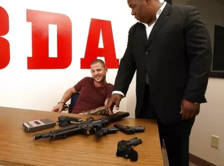 Порнозвезда Rachel RoXXX жестко трахается в свою задницу в сексуальных чулках 1