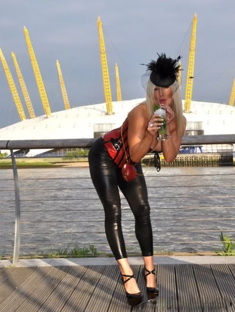 Три распутные зрелые сучки нарядились в извращенное, провокационное нижнее белье и начали - 