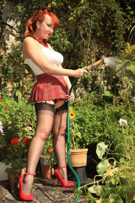 Британская модель Red XXX мочит свою киску, поливая растения во внутреннем дворике 2