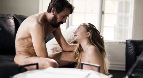 Молодую блондинку Райли Стар утешает и трахает ее отчим - Riley Star, Steve Holmes