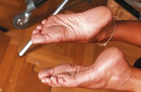 Загорелая брюнетка на высоких каблуках, обнажающая свое подтянутое тело и сексуальные подошвы - Shalina Devine