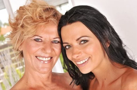 Юная Шалина Дивайн трогает сиськи своей зрелой подруги лесбиянки - Lili, Shalina Divine