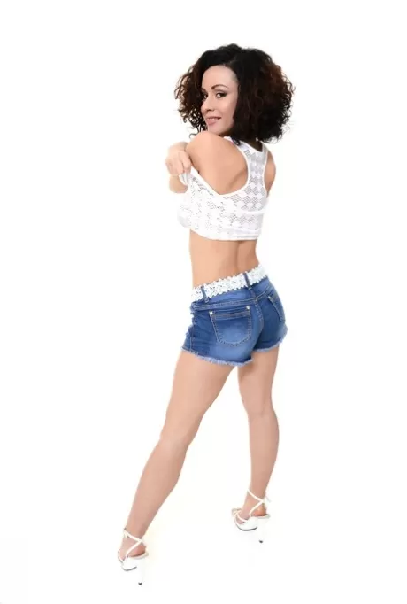 Соло-девушка Пэмми Ли обнажает свои красивые сиськи во время исполнения стриптиза 4