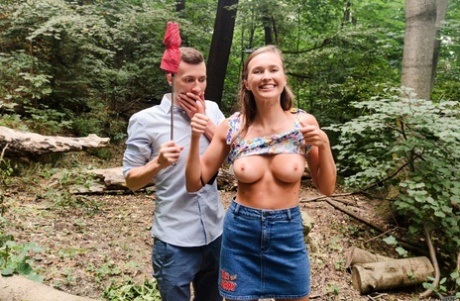 Грудастая девушка показывает свои сиськи в лесу перед трахом на кровати 2