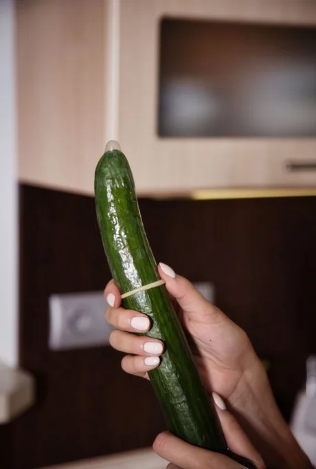 Горячая чешская брюнетка Стейси Круз забывает взять с собой свой верный фаллоимитатор, там - Stacy Cruz